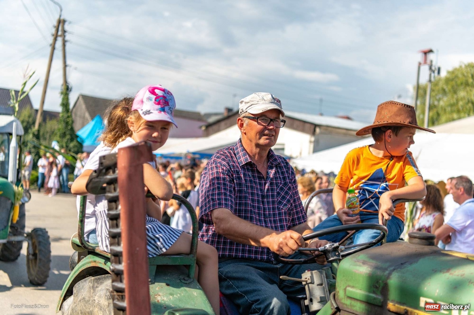 Zdjęcie w galerii na portalu naszraciborz.pl: Parada zabytkowych ciągników i maszyn rolniczych [FOTO i WIDEO] wiadomości z regionu