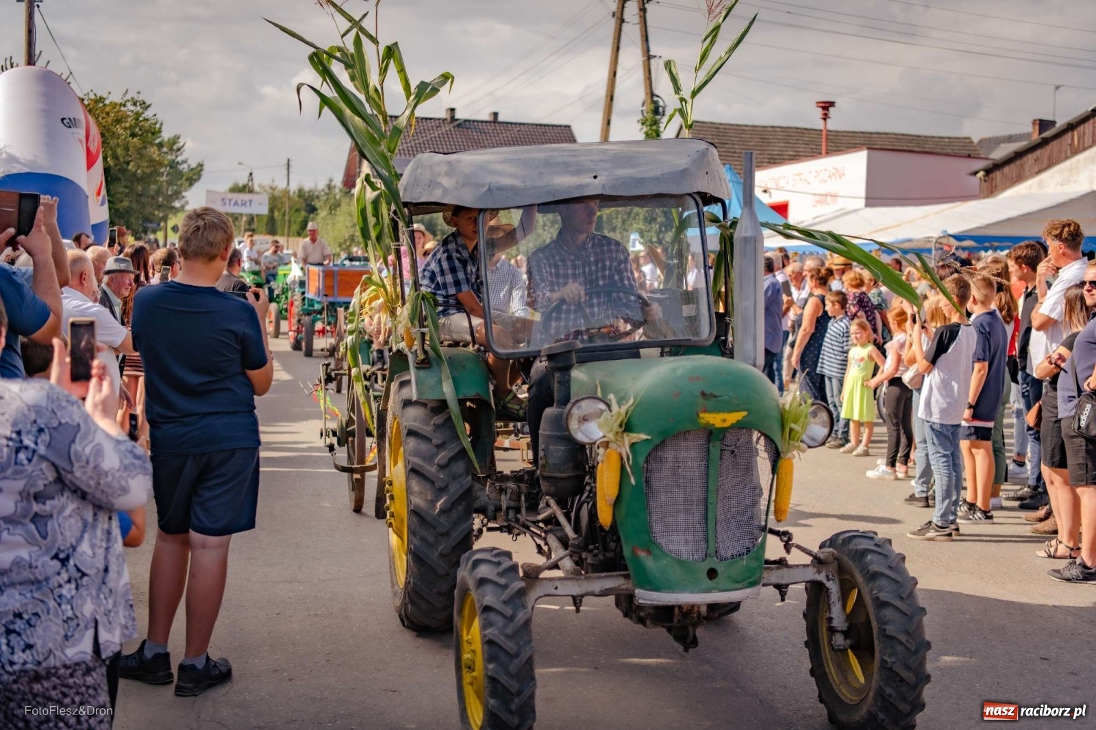 Zdjęcie w galerii na portalu naszraciborz.pl: Parada zabytkowych ciągników i maszyn rolniczych [FOTO i WIDEO] wiadomości z regionu