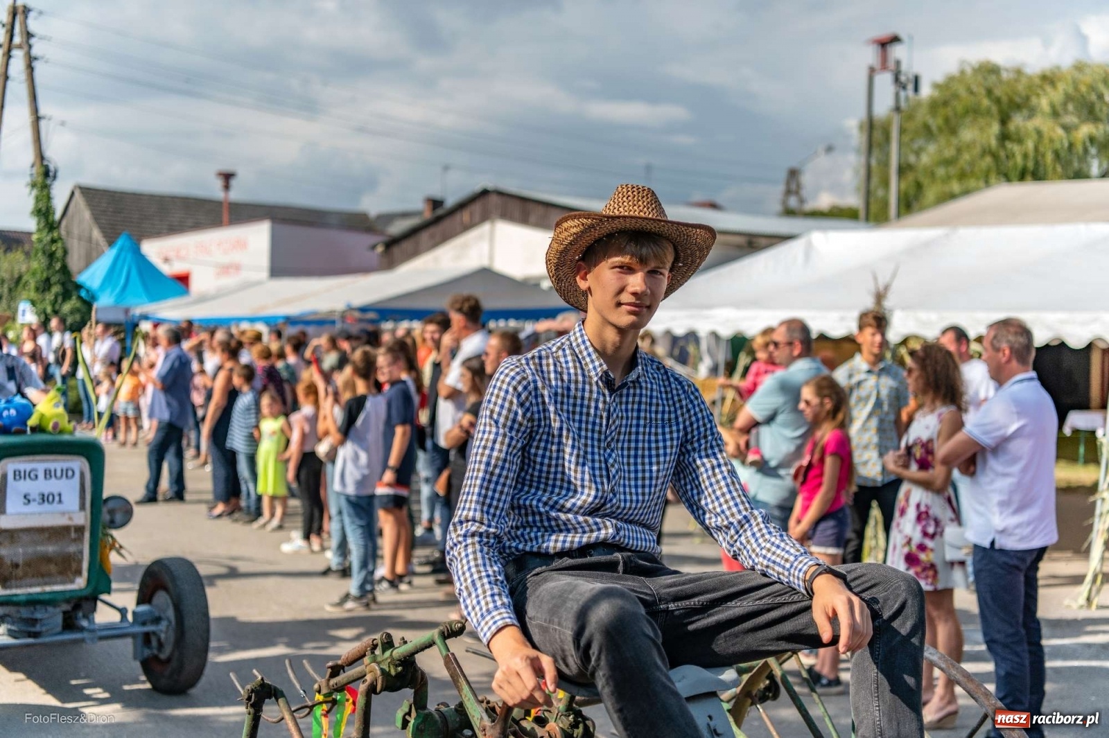 Zdjęcie w galerii na portalu naszraciborz.pl: Parada zabytkowych ciągników i maszyn rolniczych [FOTO i WIDEO] wiadomości z regionu