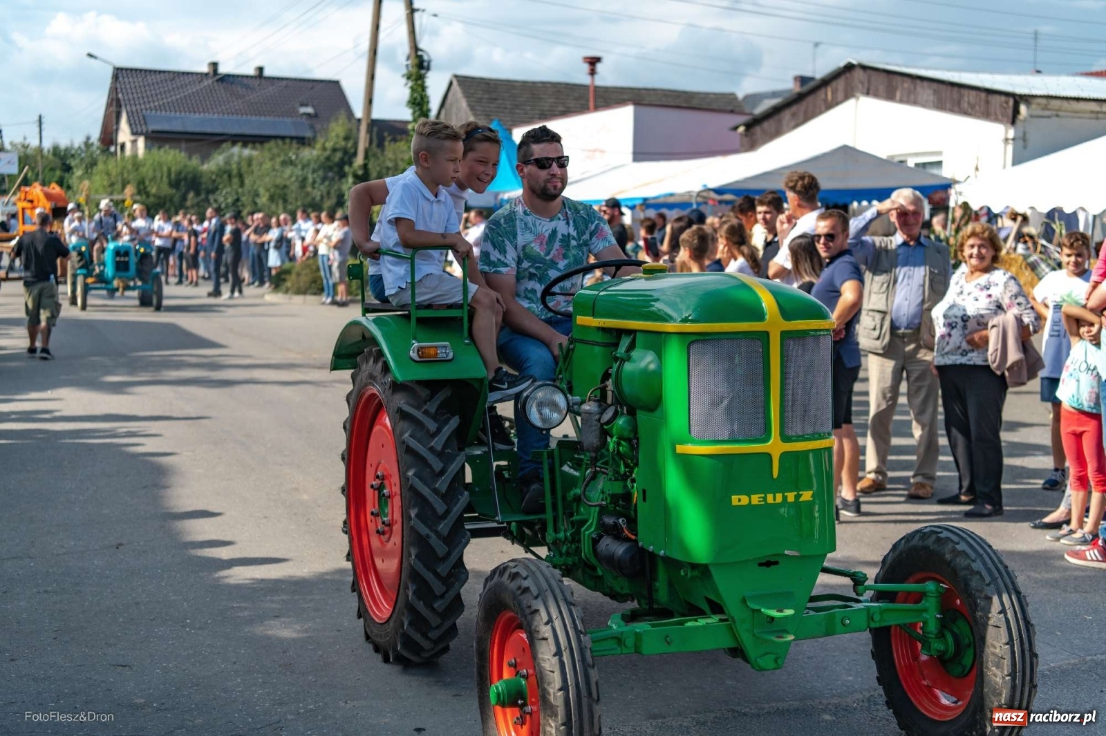 Zdjęcie w galerii na portalu naszraciborz.pl: Parada zabytkowych ciągników i maszyn rolniczych [FOTO i WIDEO] wiadomości z regionu