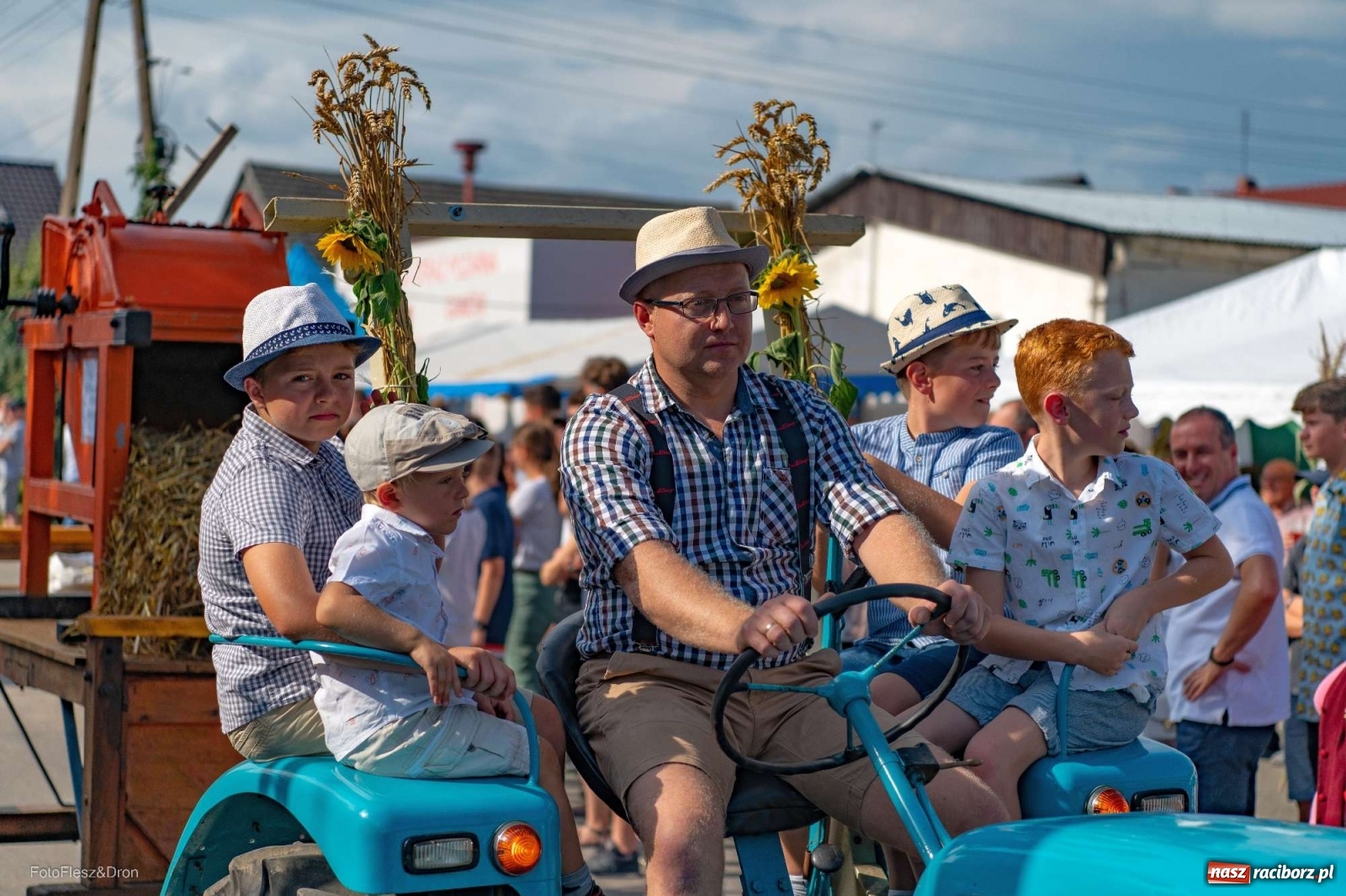 Zdjęcie w galerii na portalu naszraciborz.pl: Parada zabytkowych ciągników i maszyn rolniczych [FOTO i WIDEO] wiadomości z regionu