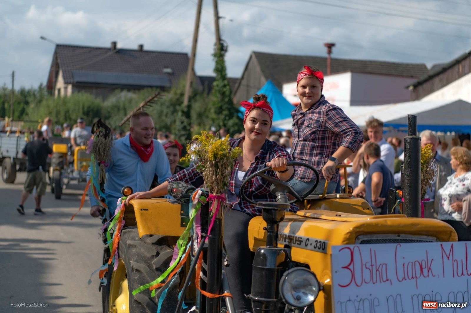 Zdjęcie w galerii na portalu naszraciborz.pl: Parada zabytkowych ciągników i maszyn rolniczych [FOTO i WIDEO] wiadomości z regionu