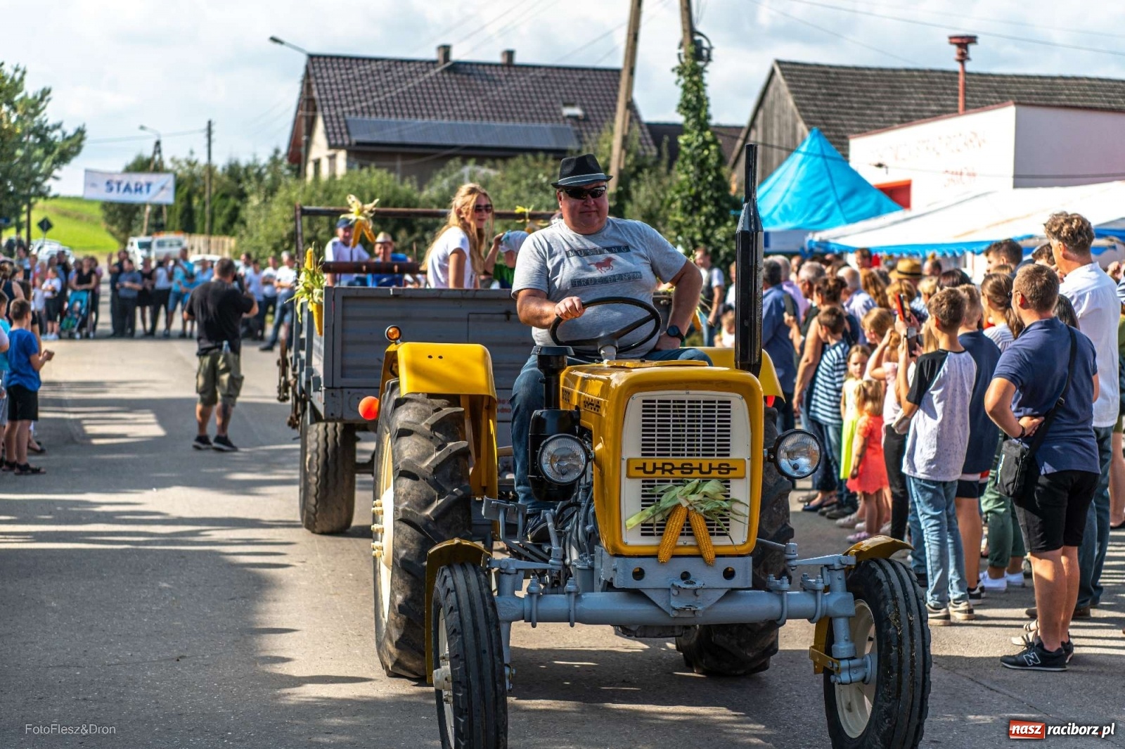 Zdjęcie w galerii na portalu naszraciborz.pl: Parada zabytkowych ciągników i maszyn rolniczych [FOTO i WIDEO] wiadomości z regionu