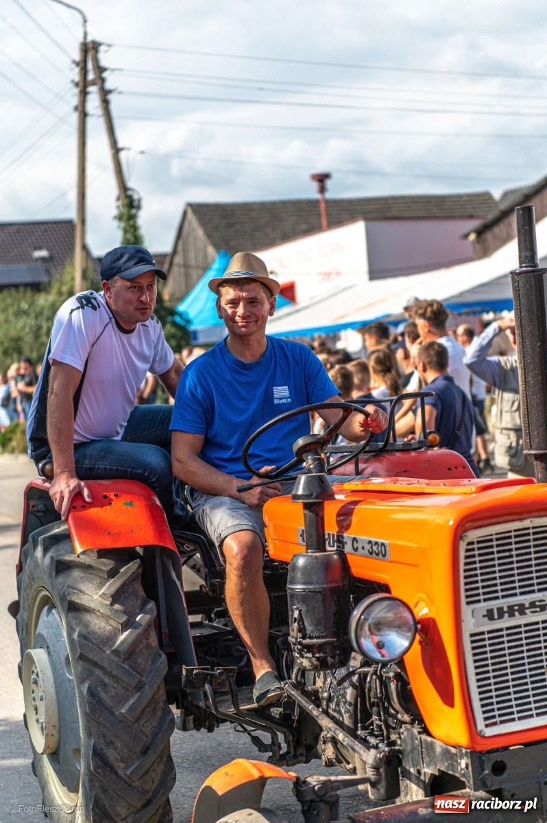 Zdjęcie w galerii na portalu naszraciborz.pl: Parada zabytkowych ciągników i maszyn rolniczych [FOTO i WIDEO] wiadomości z regionu