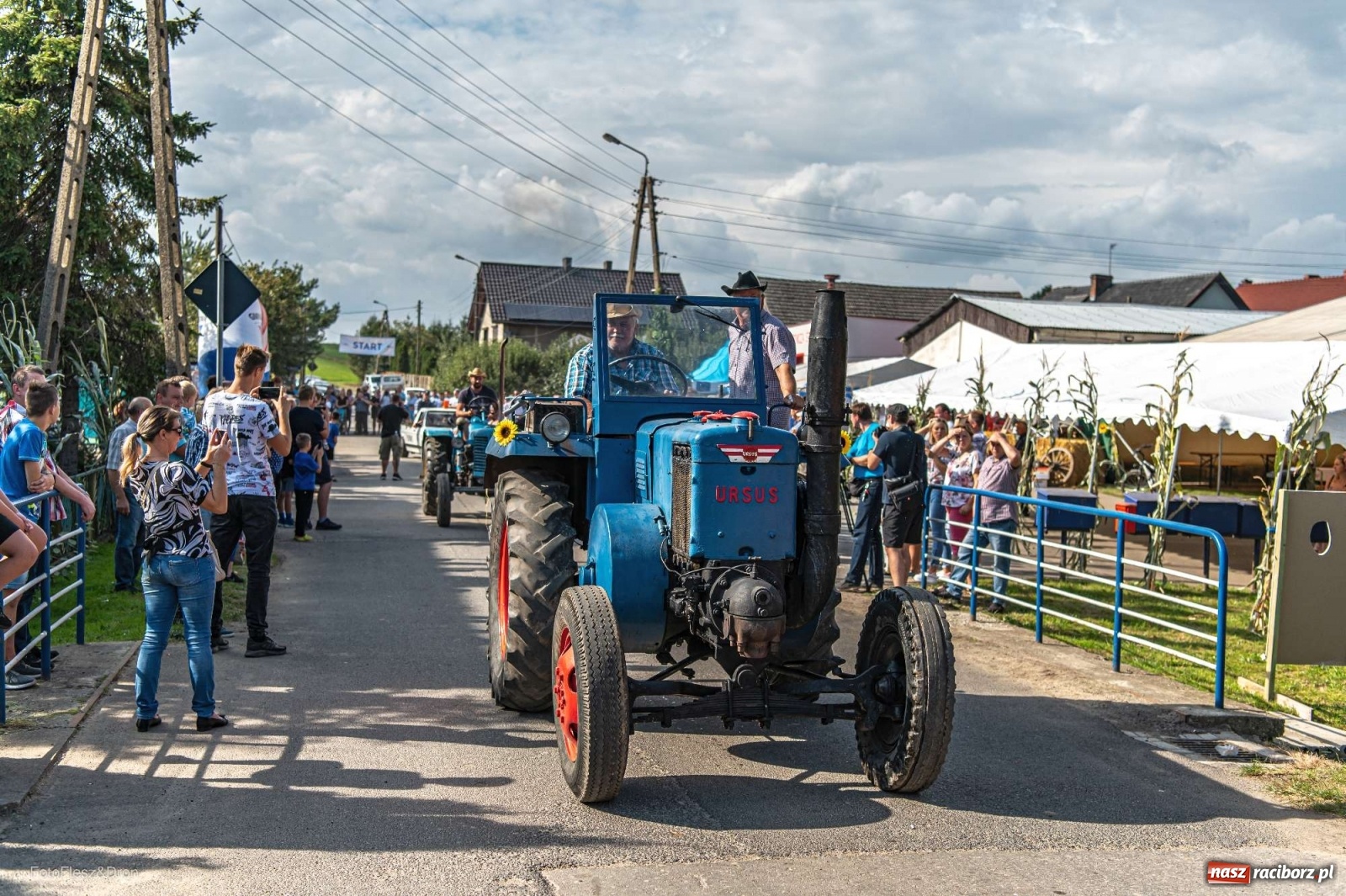 Zdjęcie w galerii na portalu naszraciborz.pl: Parada zabytkowych ciągników i maszyn rolniczych [FOTO i WIDEO] wiadomości z regionu