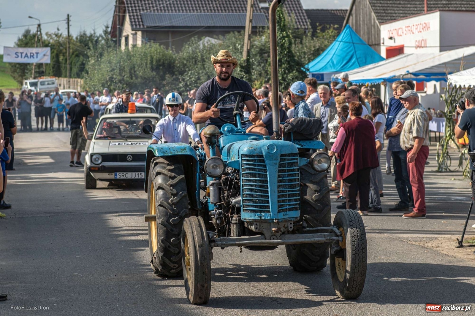 Zdjęcie w galerii na portalu naszraciborz.pl: Parada zabytkowych ciągników i maszyn rolniczych [FOTO i WIDEO] wiadomości z regionu