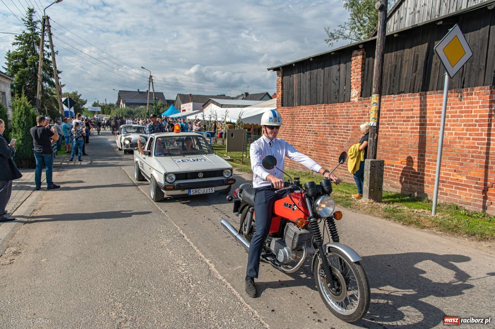 Zdjęcie w galerii na portalu naszraciborz.pl: Parada zabytkowych ciągników i maszyn rolniczych [FOTO i WIDEO] wiadomości z regionu