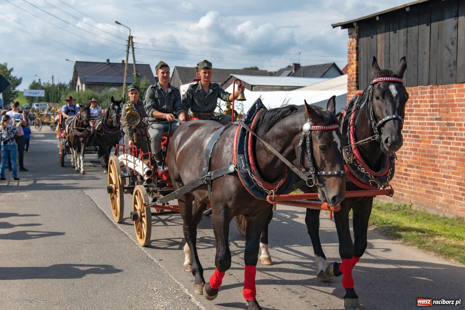 Zdjęcie w galerii na portalu naszraciborz.pl: Parada zabytkowych ciągników i maszyn rolniczych [FOTO i WIDEO] wiadomości z regionu