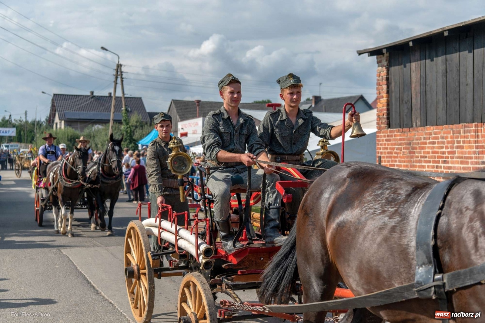 Zdjęcie w galerii na portalu naszraciborz.pl: Parada zabytkowych ciągników i maszyn rolniczych [FOTO i WIDEO] wiadomości z regionu
