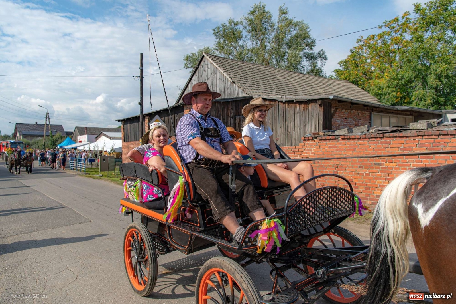 Zdjęcie w galerii na portalu naszraciborz.pl: Parada zabytkowych ciągników i maszyn rolniczych [FOTO i WIDEO] wiadomości z regionu