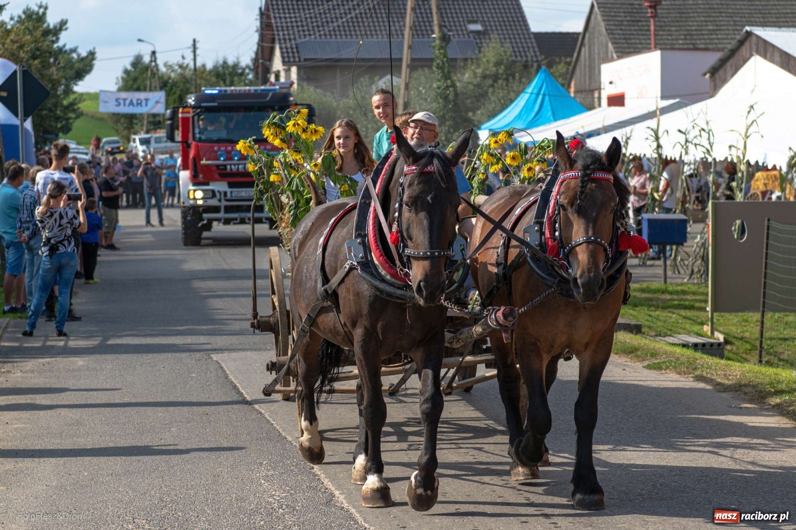 Zdjęcie w galerii na portalu naszraciborz.pl: Parada zabytkowych ciągników i maszyn rolniczych [FOTO i WIDEO] wiadomości z regionu