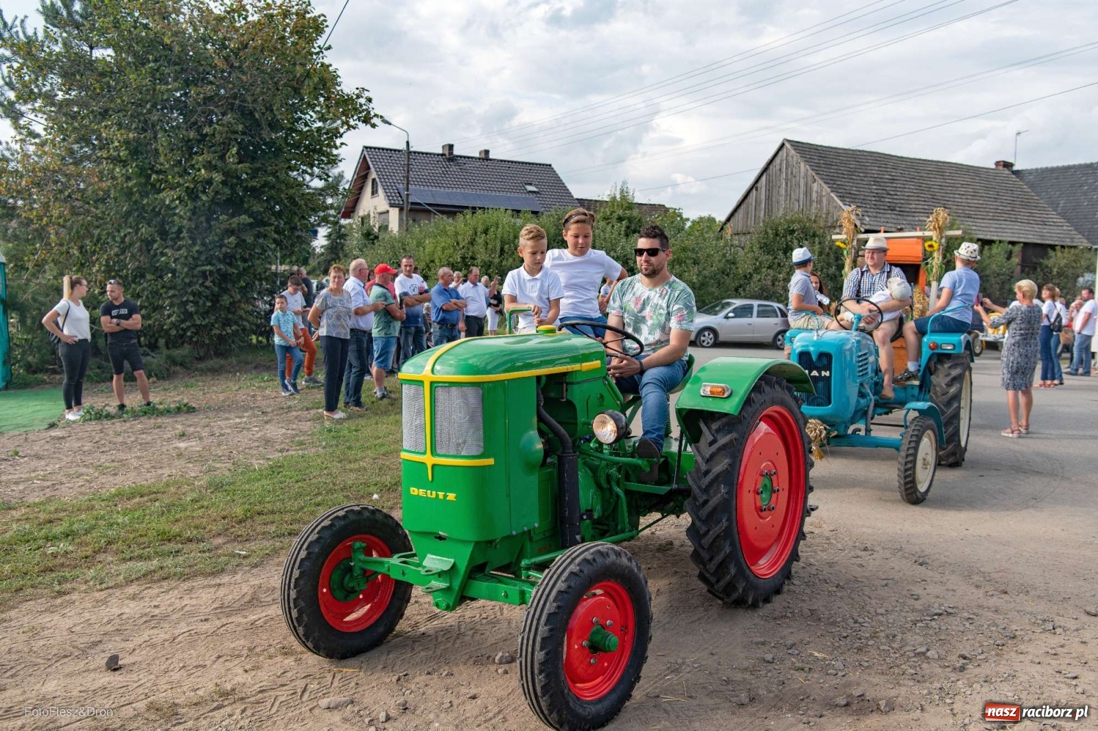 Zdjęcie w galerii na portalu naszraciborz.pl: Parada zabytkowych ciągników i maszyn rolniczych [FOTO i WIDEO] wiadomości z regionu