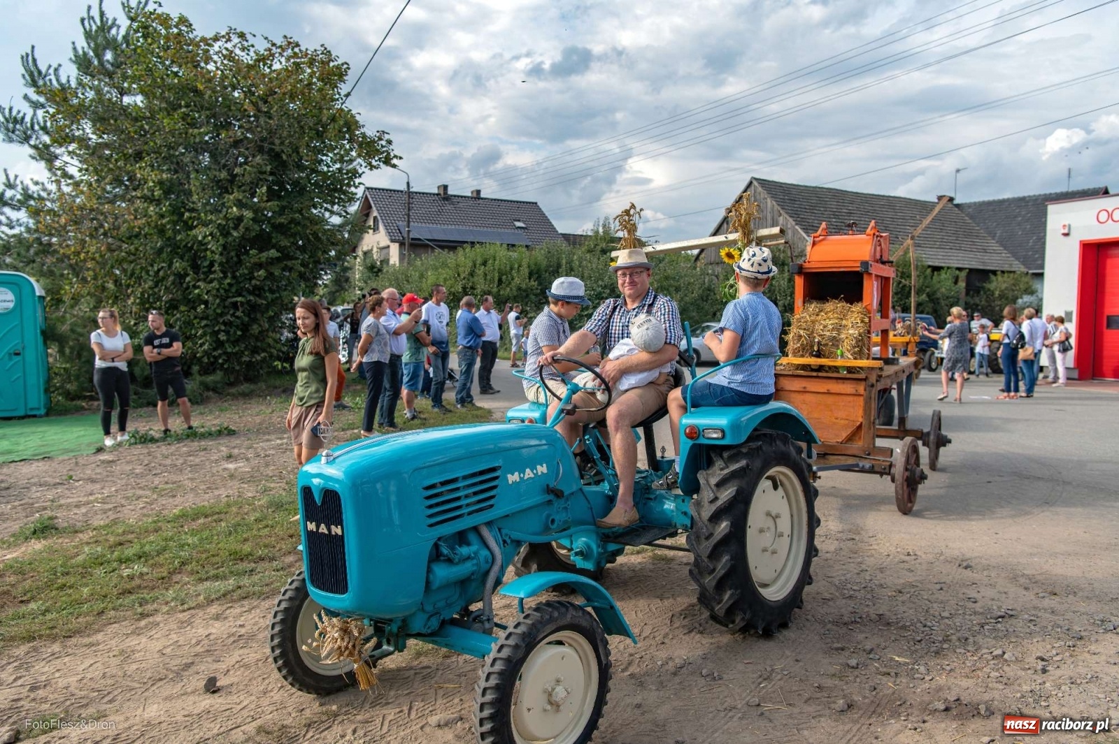 Zdjęcie w galerii na portalu naszraciborz.pl: Parada zabytkowych ciągników i maszyn rolniczych [FOTO i WIDEO] wiadomości z regionu