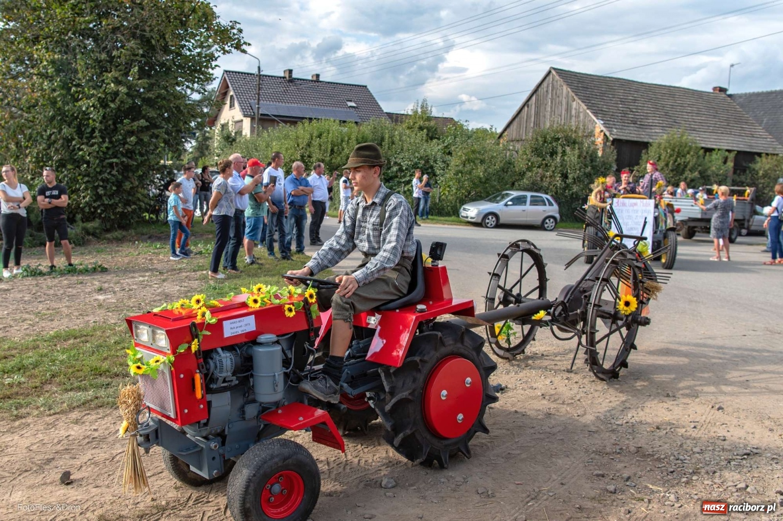 Zdjęcie w galerii na portalu naszraciborz.pl: Parada zabytkowych ciągników i maszyn rolniczych [FOTO i WIDEO] wiadomości z regionu