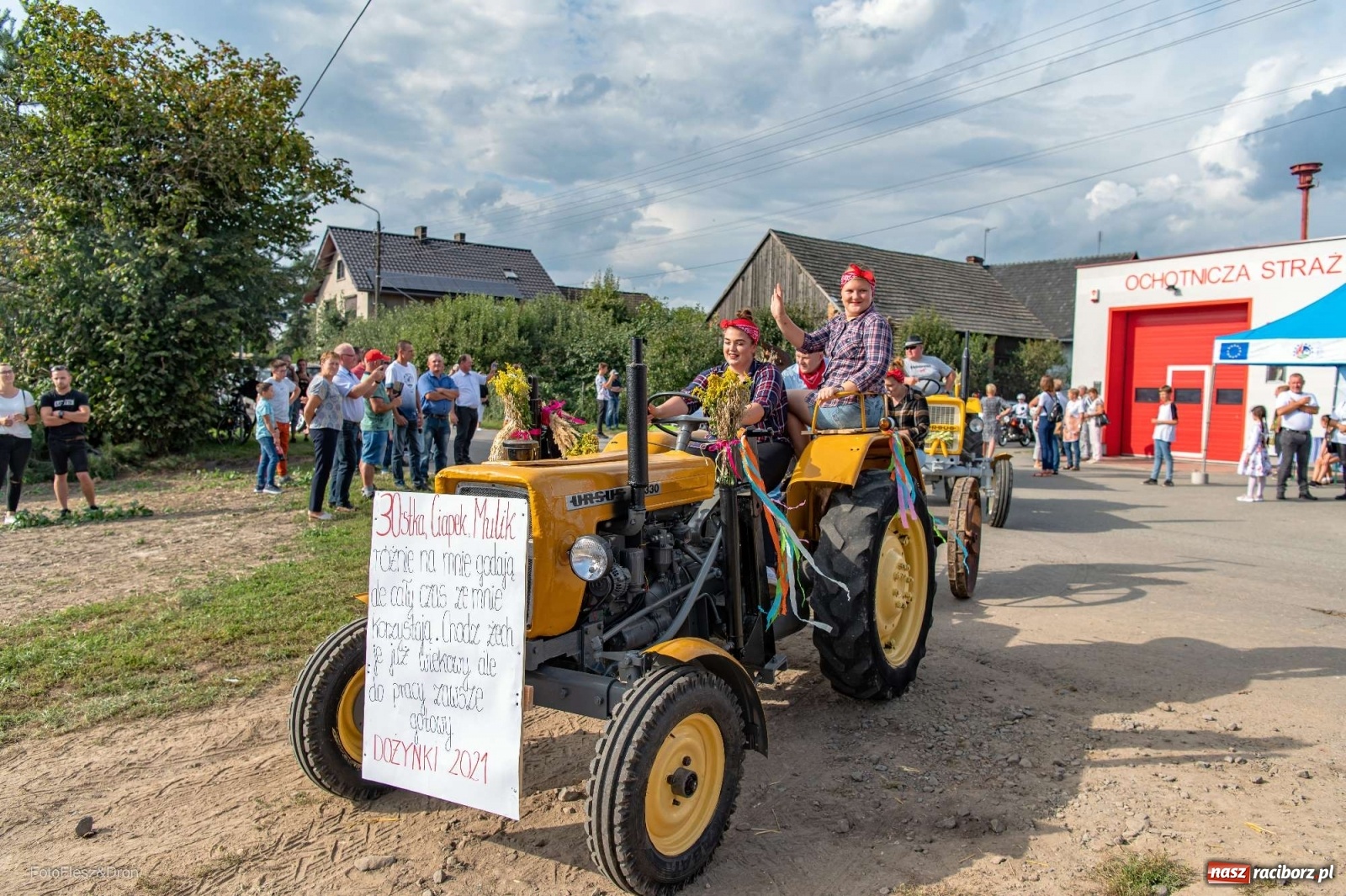 Zdjęcie w galerii na portalu naszraciborz.pl: Parada zabytkowych ciągników i maszyn rolniczych [FOTO i WIDEO] wiadomości z regionu