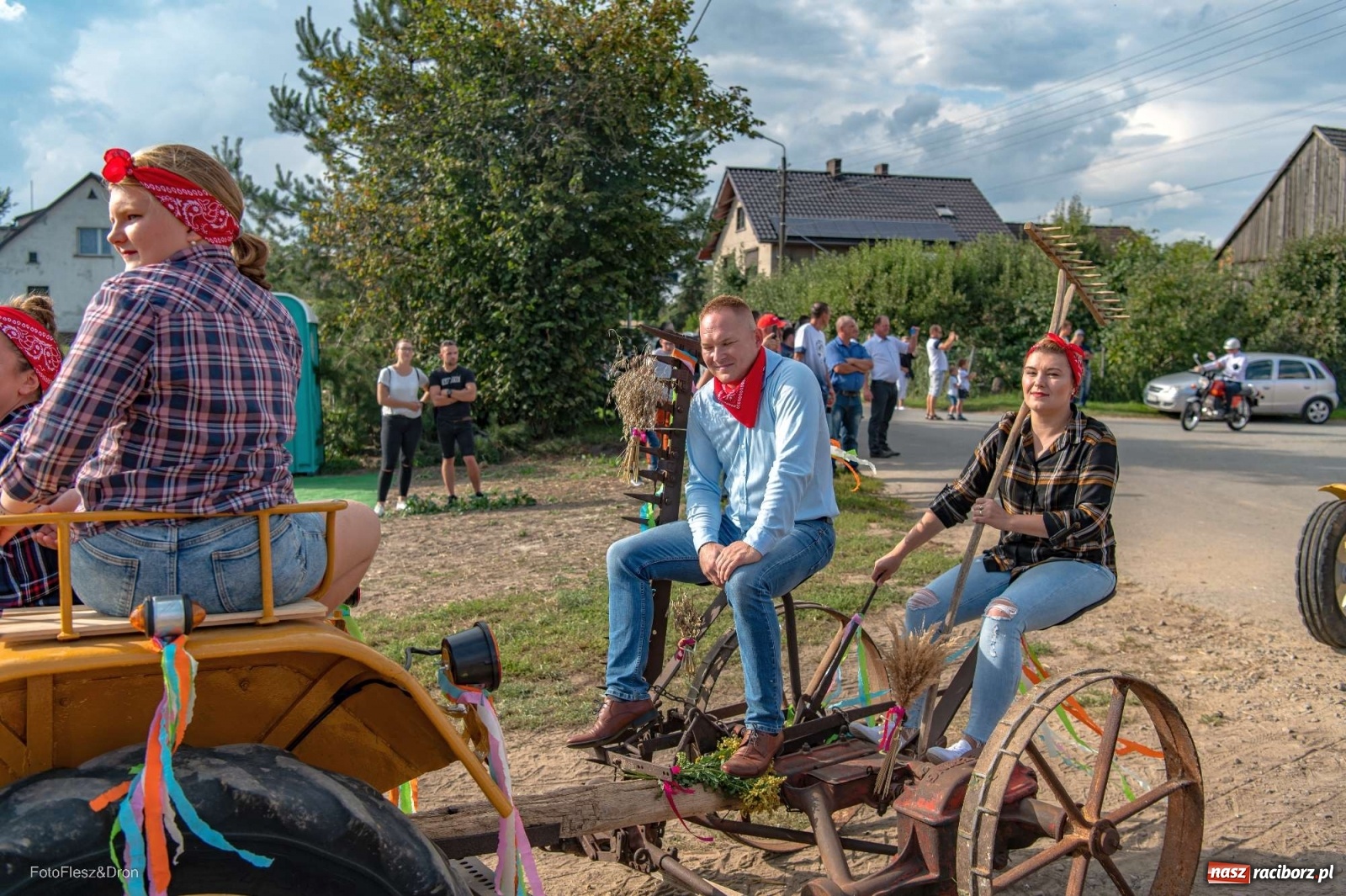 Zdjęcie w galerii na portalu naszraciborz.pl: Parada zabytkowych ciągników i maszyn rolniczych [FOTO i WIDEO] wiadomości z regionu