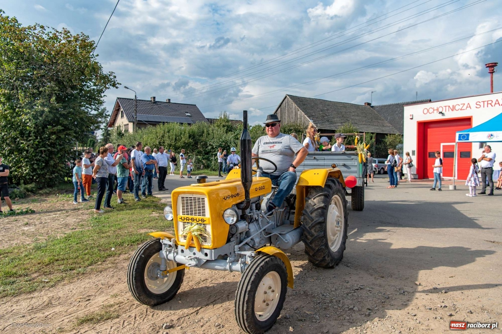 Zdjęcie w galerii na portalu naszraciborz.pl: Parada zabytkowych ciągników i maszyn rolniczych [FOTO i WIDEO] wiadomości z regionu