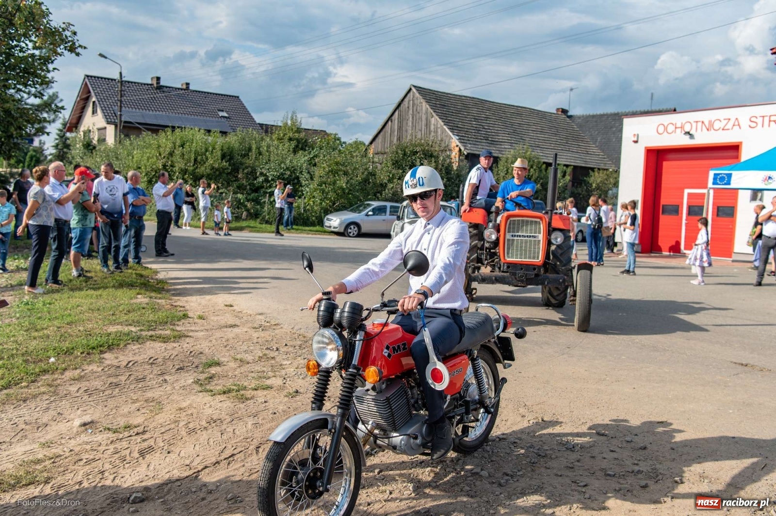 Zdjęcie w galerii na portalu naszraciborz.pl: Parada zabytkowych ciągników i maszyn rolniczych [FOTO i WIDEO] wiadomości z regionu