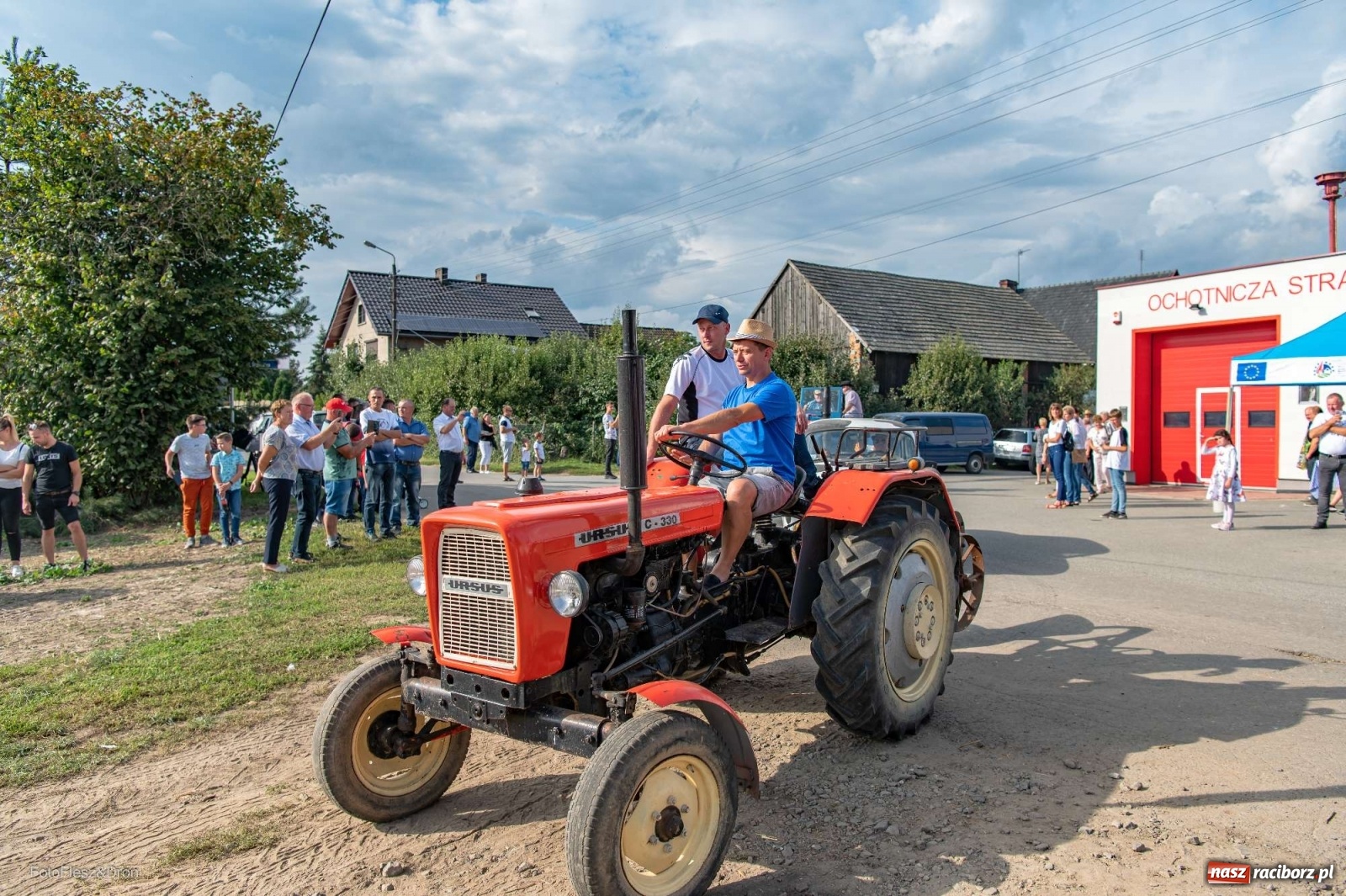 Zdjęcie w galerii na portalu naszraciborz.pl: Parada zabytkowych ciągników i maszyn rolniczych [FOTO i WIDEO] wiadomości z regionu