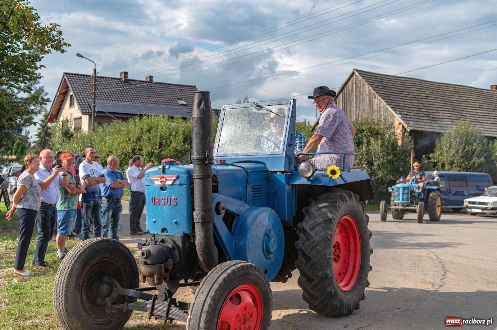Zdjęcie w galerii na portalu naszraciborz.pl: Parada zabytkowych ciągników i maszyn rolniczych [FOTO i WIDEO] wiadomości z regionu
