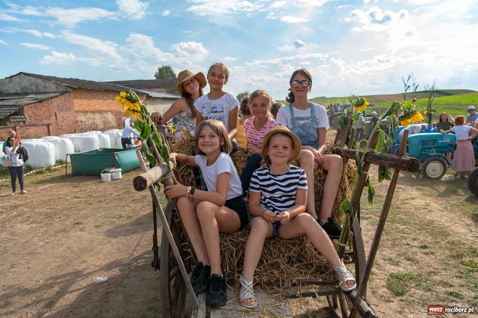 Zdjęcie w galerii na portalu naszraciborz.pl: Parada zabytkowych ciągników i maszyn rolniczych [FOTO i WIDEO] wiadomości z regionu