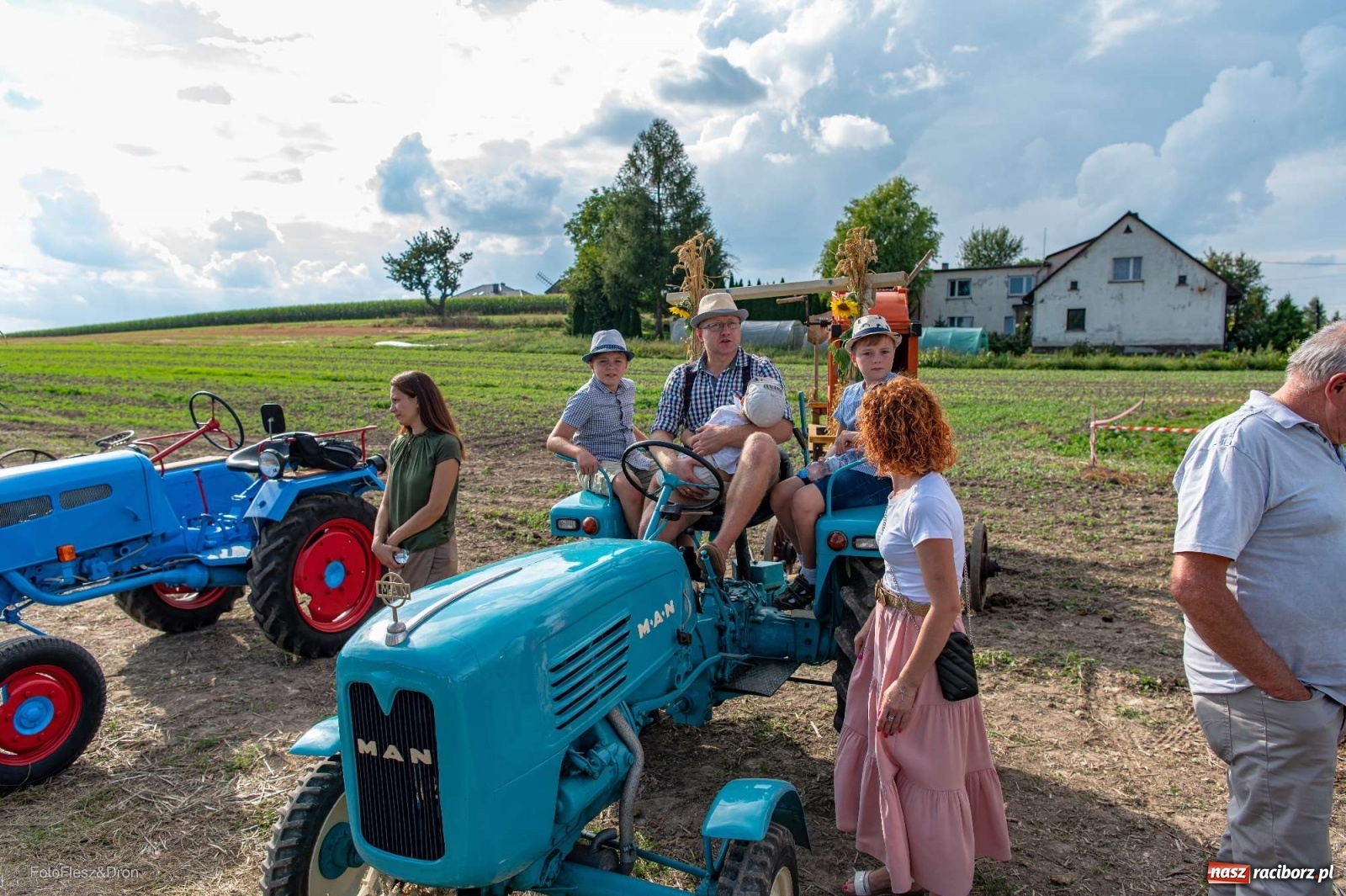 Zdjęcie w galerii na portalu naszraciborz.pl: Parada zabytkowych ciągników i maszyn rolniczych [FOTO i WIDEO] wiadomości z regionu