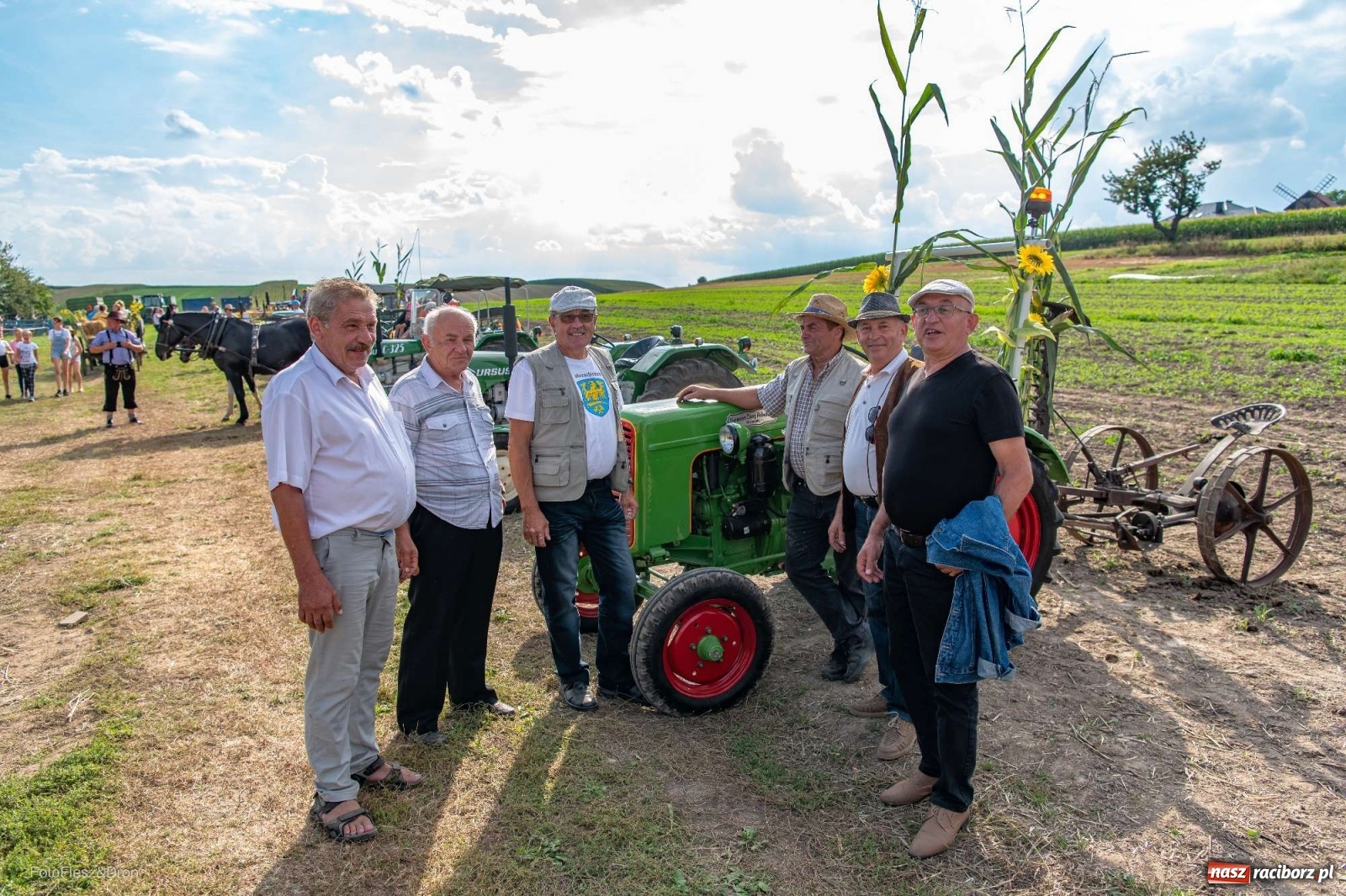 Zdjęcie w galerii na portalu naszraciborz.pl: Parada zabytkowych ciągników i maszyn rolniczych [FOTO i WIDEO] wiadomości z regionu