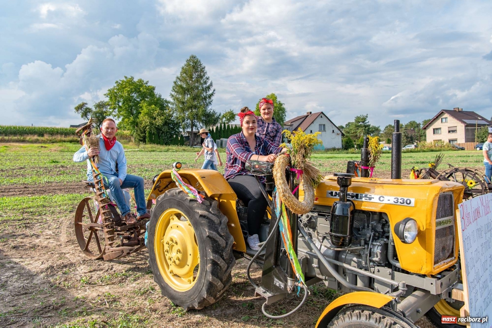 Zdjęcie w galerii na portalu naszraciborz.pl: Parada zabytkowych ciągników i maszyn rolniczych [FOTO i WIDEO] wiadomości z regionu