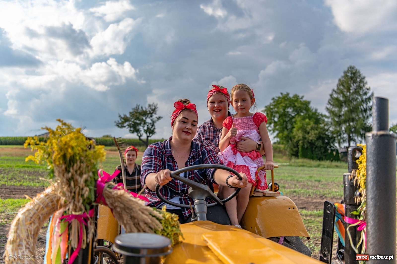 Zdjęcie w galerii na portalu naszraciborz.pl: Parada zabytkowych ciągników i maszyn rolniczych [FOTO i WIDEO] wiadomości z regionu