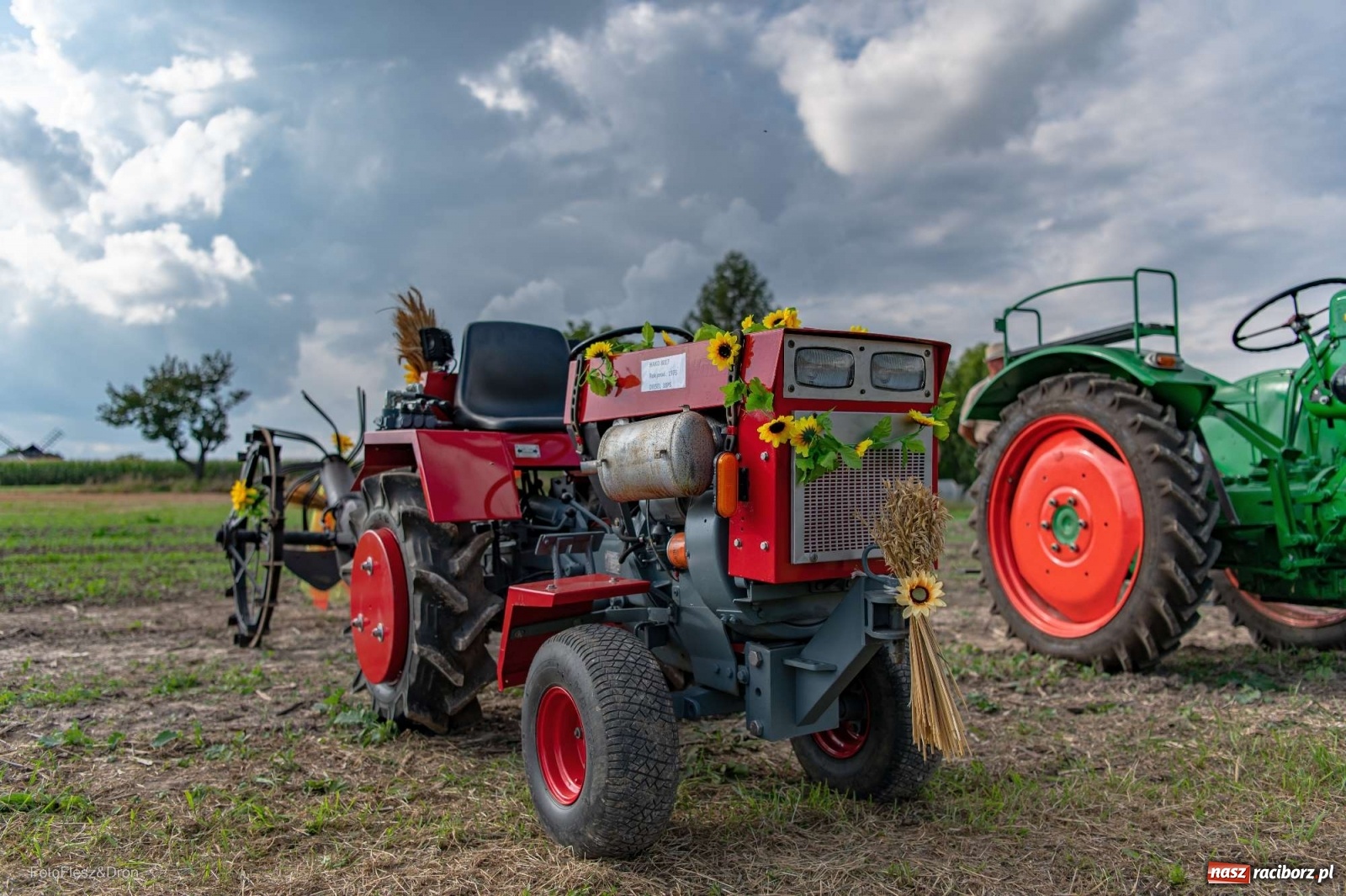 Zdjęcie w galerii na portalu naszraciborz.pl: Parada zabytkowych ciągników i maszyn rolniczych [FOTO i WIDEO] wiadomości z regionu