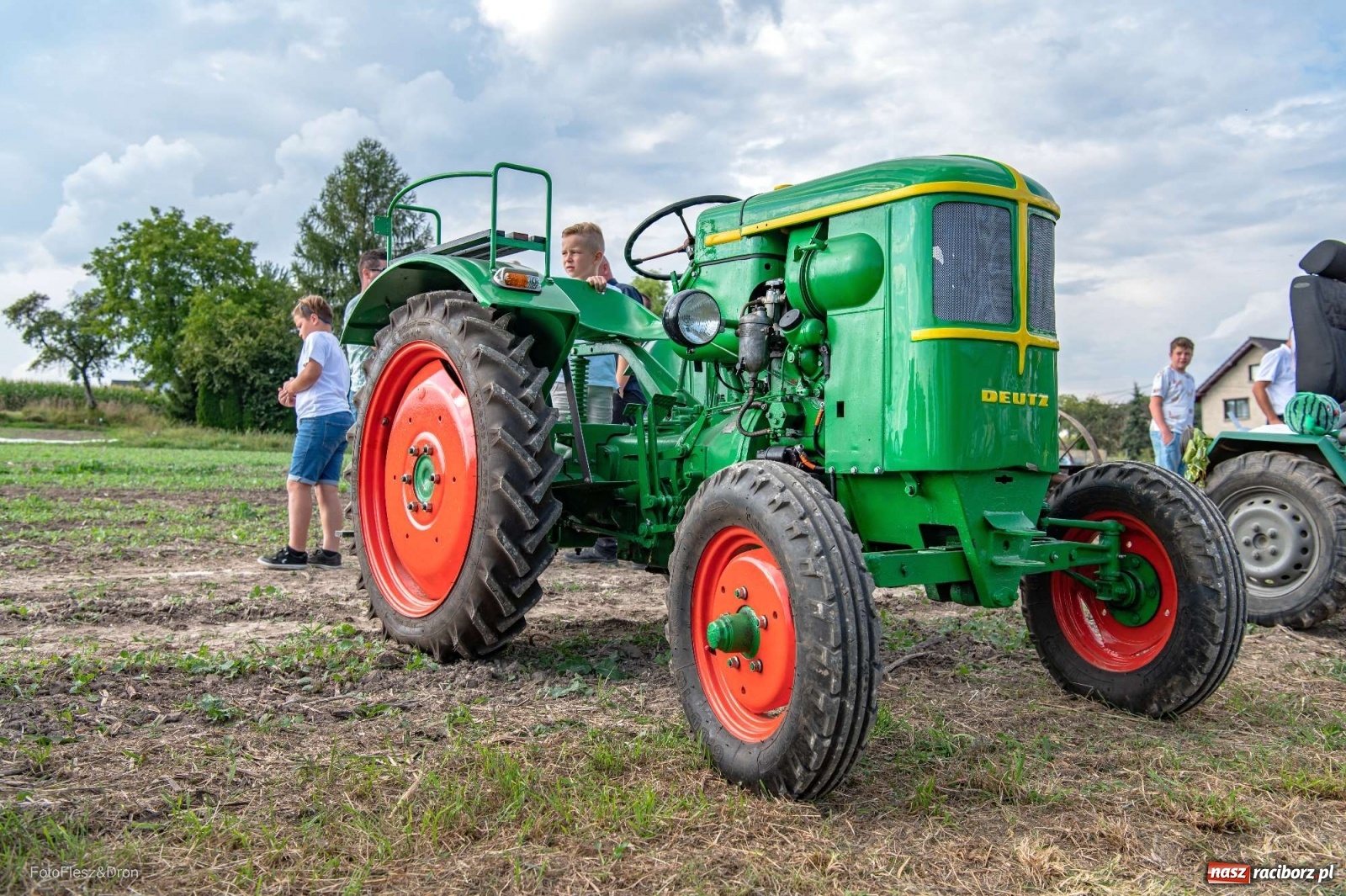 Zdjęcie w galerii na portalu naszraciborz.pl: Parada zabytkowych ciągników i maszyn rolniczych [FOTO i WIDEO] wiadomości z regionu