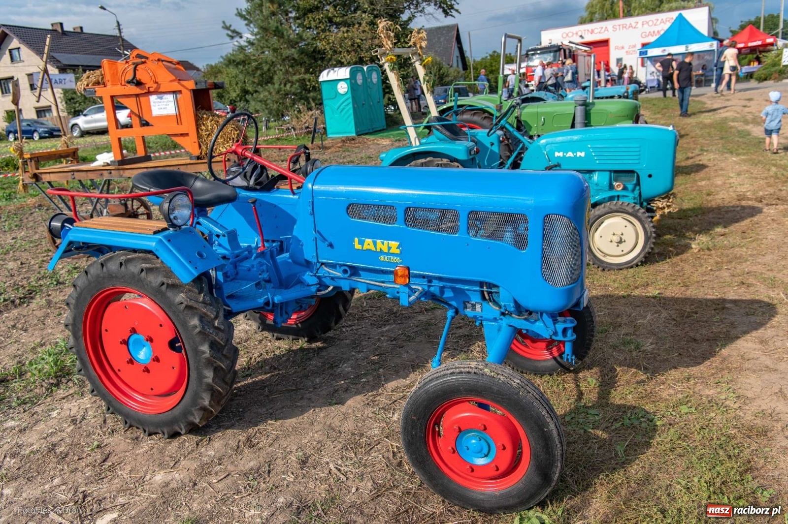 Zdjęcie w galerii na portalu naszraciborz.pl: Parada zabytkowych ciągników i maszyn rolniczych [FOTO i WIDEO] wiadomości z regionu