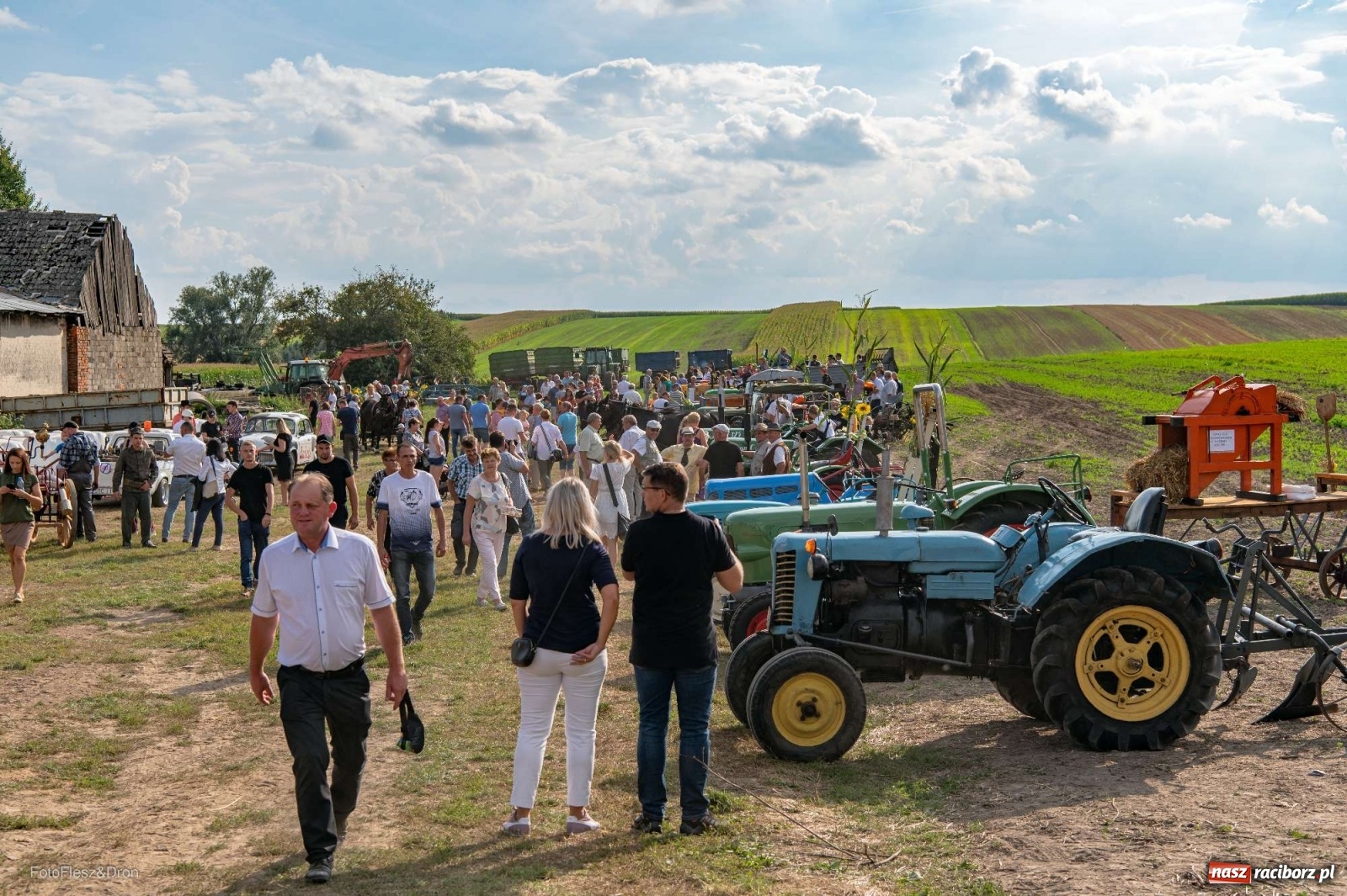Zdjęcie w galerii na portalu naszraciborz.pl: Parada zabytkowych ciągników i maszyn rolniczych [FOTO i WIDEO] wiadomości z regionu
