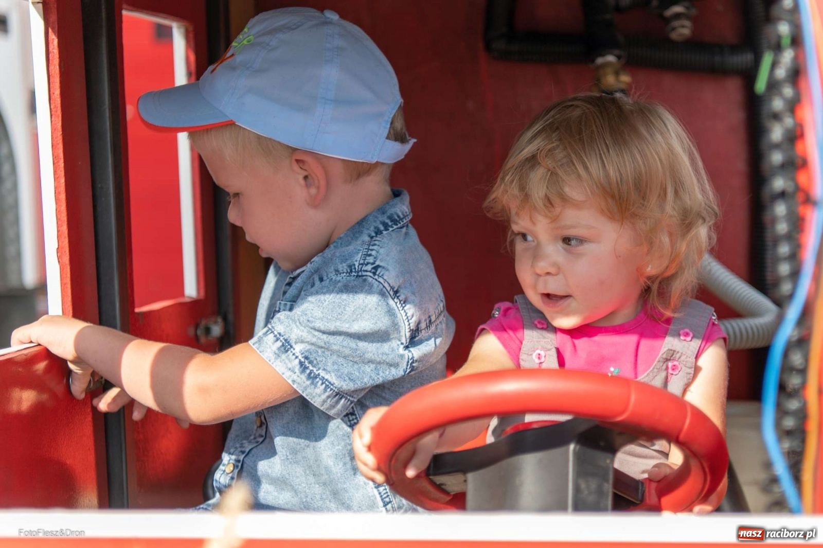 Zdjęcie w galerii na portalu naszraciborz.pl: Parada zabytkowych ciągników i maszyn rolniczych [FOTO i WIDEO] wiadomości z regionu