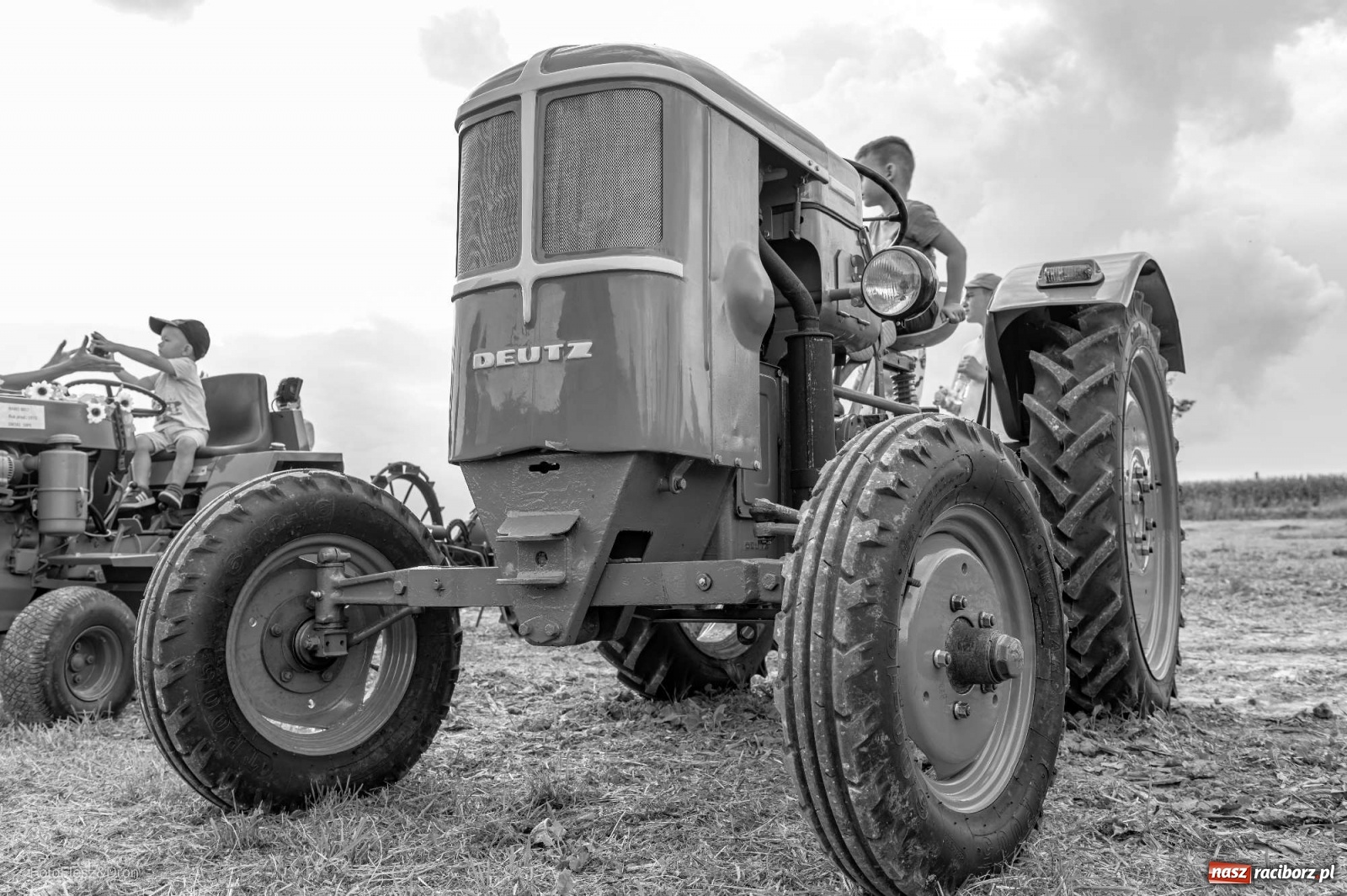 Zdjęcie w galerii na portalu naszraciborz.pl: Parada zabytkowych ciągników i maszyn rolniczych [FOTO i WIDEO] wiadomości z regionu