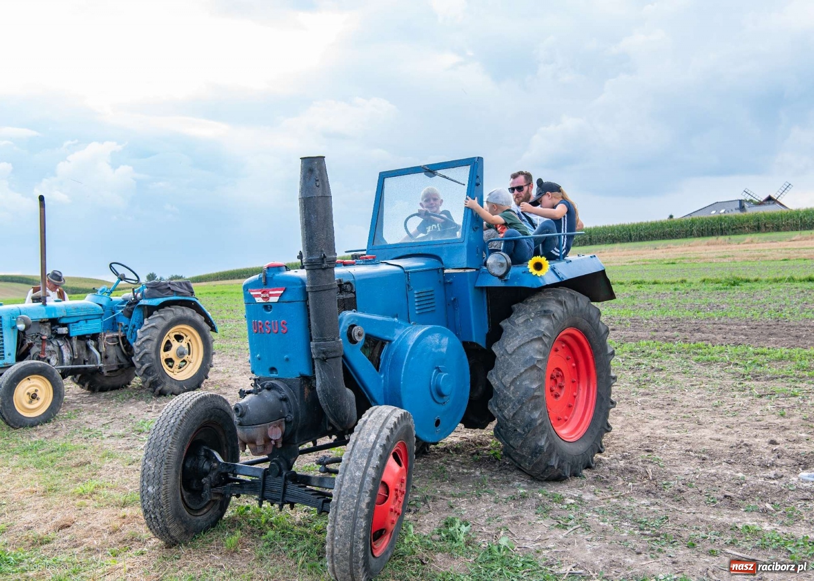 Zdjęcie w galerii na portalu naszraciborz.pl: Parada zabytkowych ciągników i maszyn rolniczych [FOTO i WIDEO] wiadomości z regionu