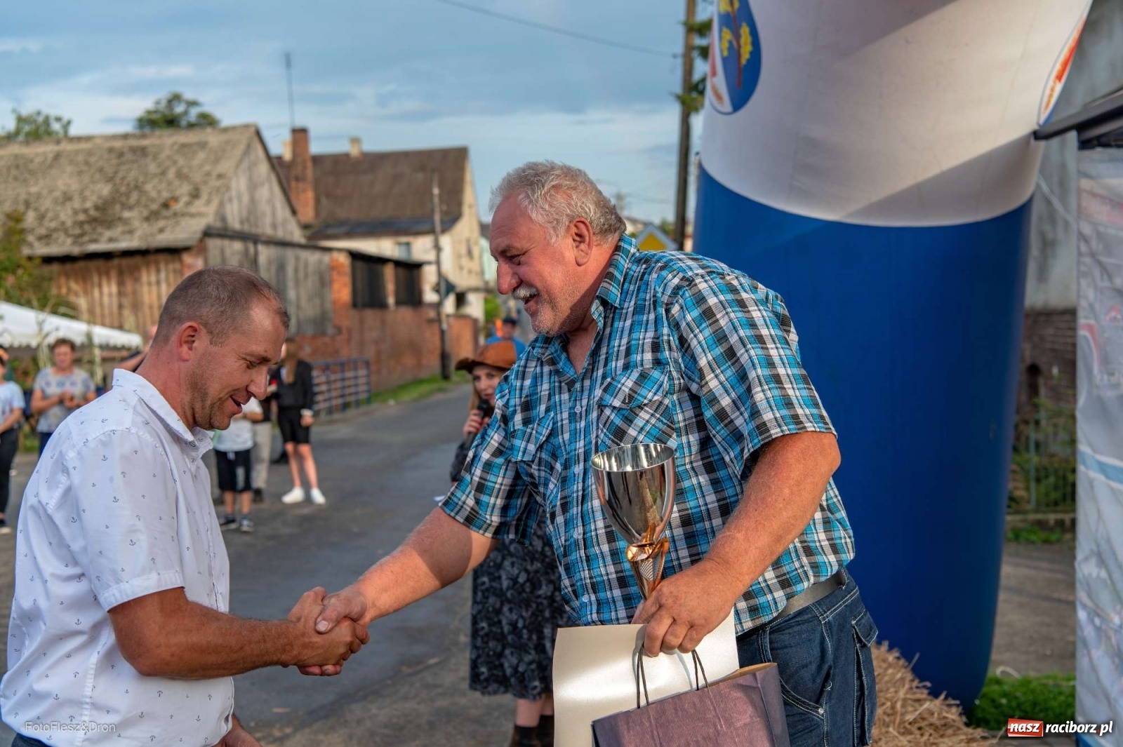 Zdjęcie w galerii na portalu naszraciborz.pl: Parada zabytkowych ciągników i maszyn rolniczych [FOTO i WIDEO] wiadomości z regionu