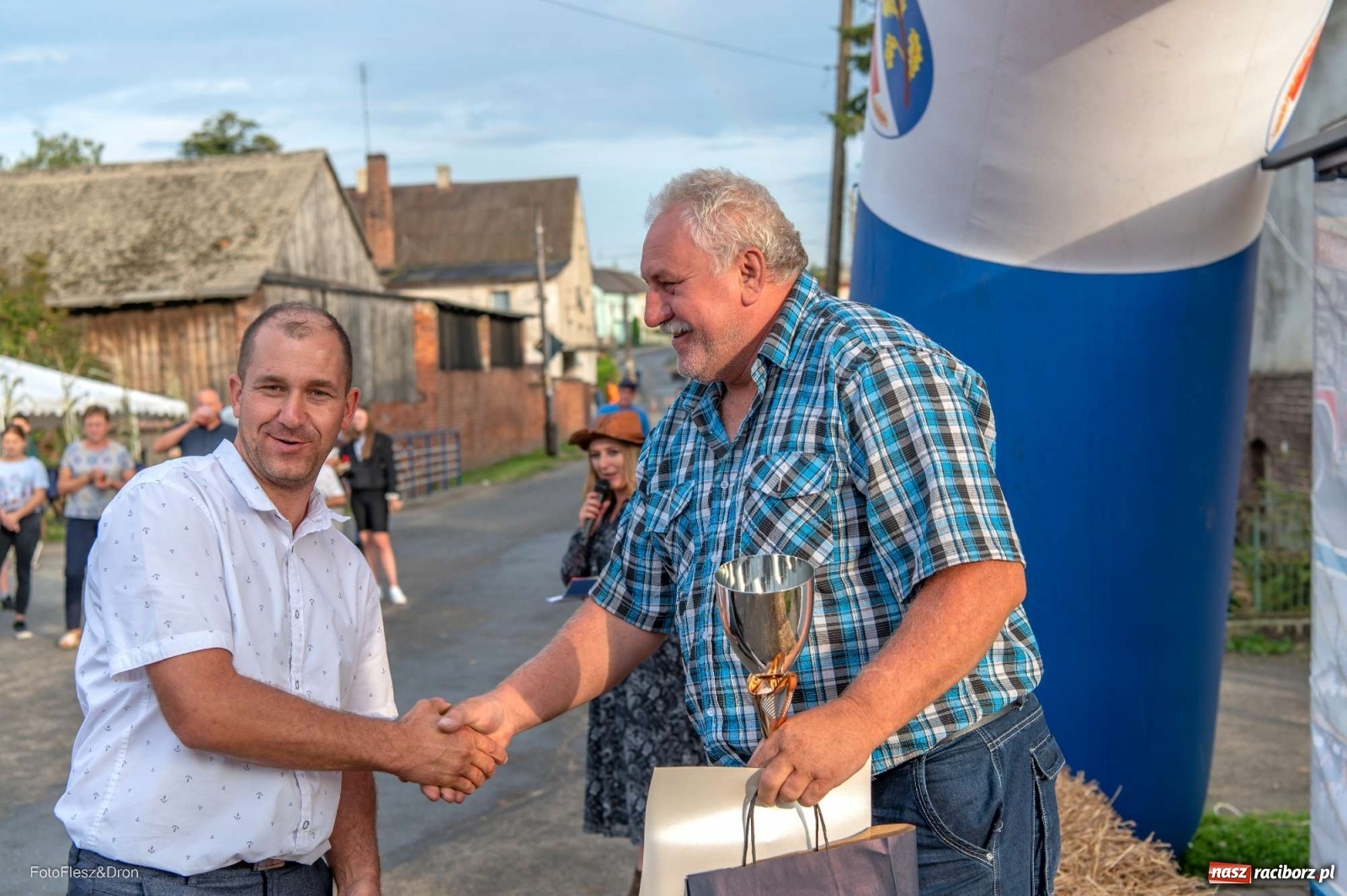 Zdjęcie w galerii na portalu naszraciborz.pl: Parada zabytkowych ciągników i maszyn rolniczych [FOTO i WIDEO] wiadomości z regionu