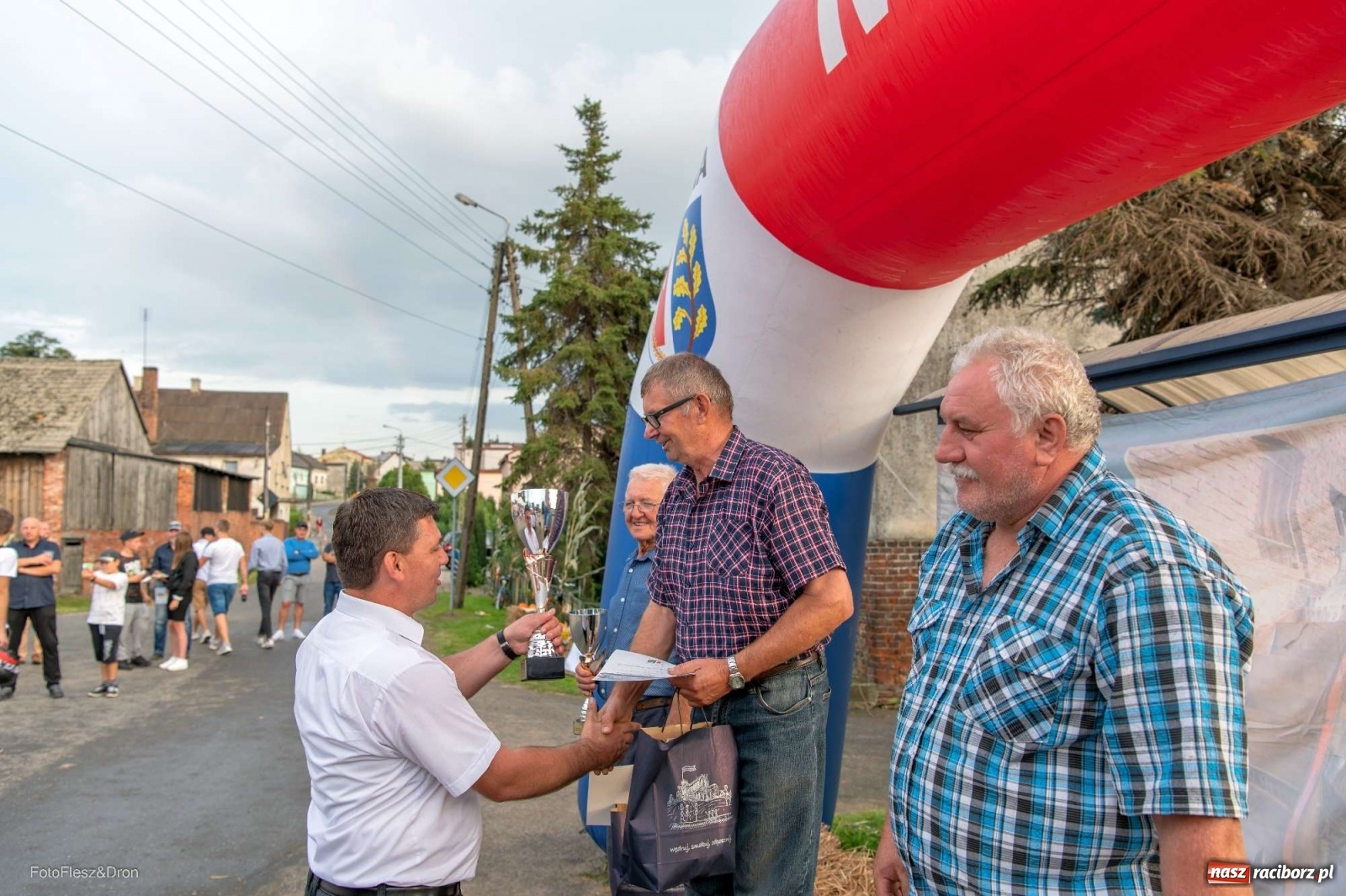 Zdjęcie w galerii na portalu naszraciborz.pl: Parada zabytkowych ciągników i maszyn rolniczych [FOTO i WIDEO] wiadomości z regionu