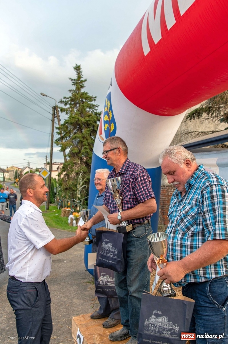 Zdjęcie w galerii na portalu naszraciborz.pl: Parada zabytkowych ciągników i maszyn rolniczych [FOTO i WIDEO] wiadomości z regionu