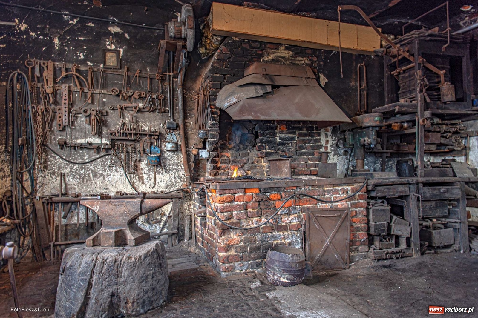 Zdjęcie w galerii na portalu naszraciborz.pl: Parada zabytkowych ciągników i maszyn rolniczych [FOTO i WIDEO] wiadomości z regionu