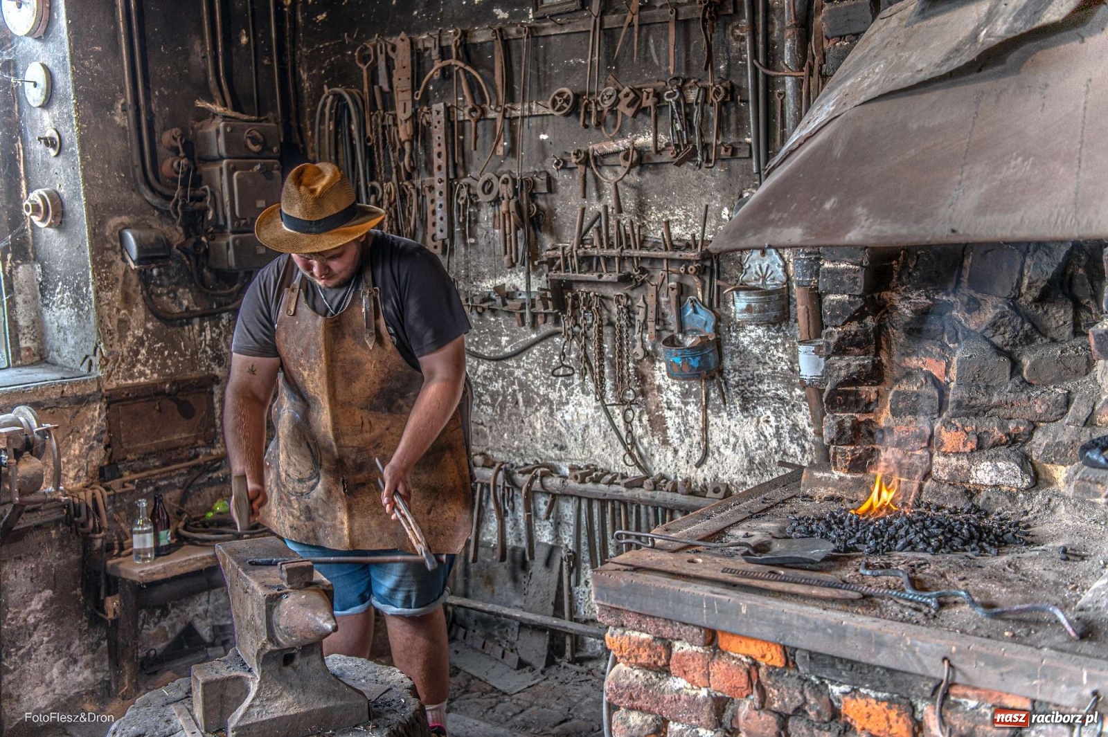 Zdjęcie w galerii na portalu naszraciborz.pl: Parada zabytkowych ciągników i maszyn rolniczych [FOTO i WIDEO] wiadomości z regionu