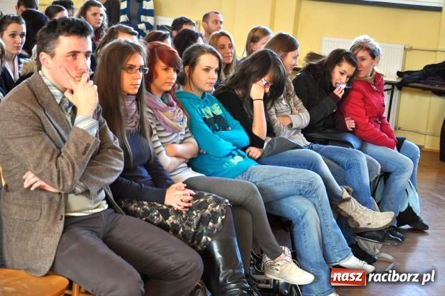 Zdjęcie w galerii na portalu naszraciborz.pl: Nie poprzestają na wkuwaniu słówek wiadomości z regionu