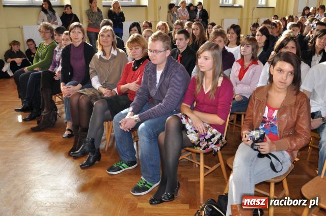 Zdjęcie w galerii na portalu naszraciborz.pl: Nie poprzestają na wkuwaniu słówek wiadomości z regionu