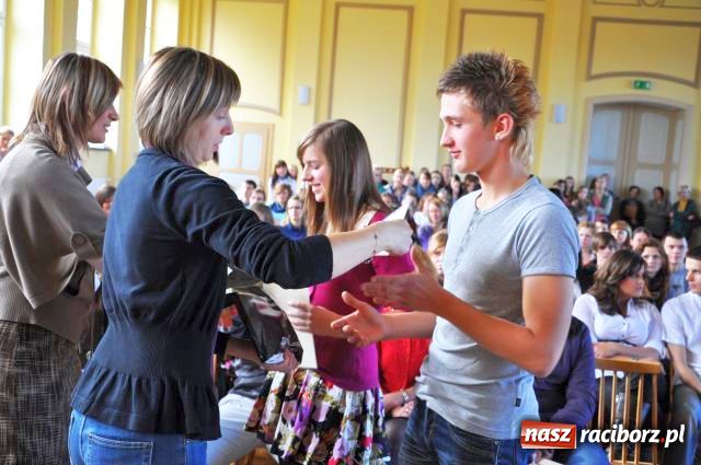 Zdjęcie w galerii na portalu naszraciborz.pl: Nie poprzestają na wkuwaniu słówek wiadomości z regionu