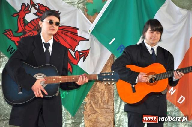 Zdjęcie w galerii na portalu naszraciborz.pl: Nie poprzestają na wkuwaniu słówek wiadomości z regionu