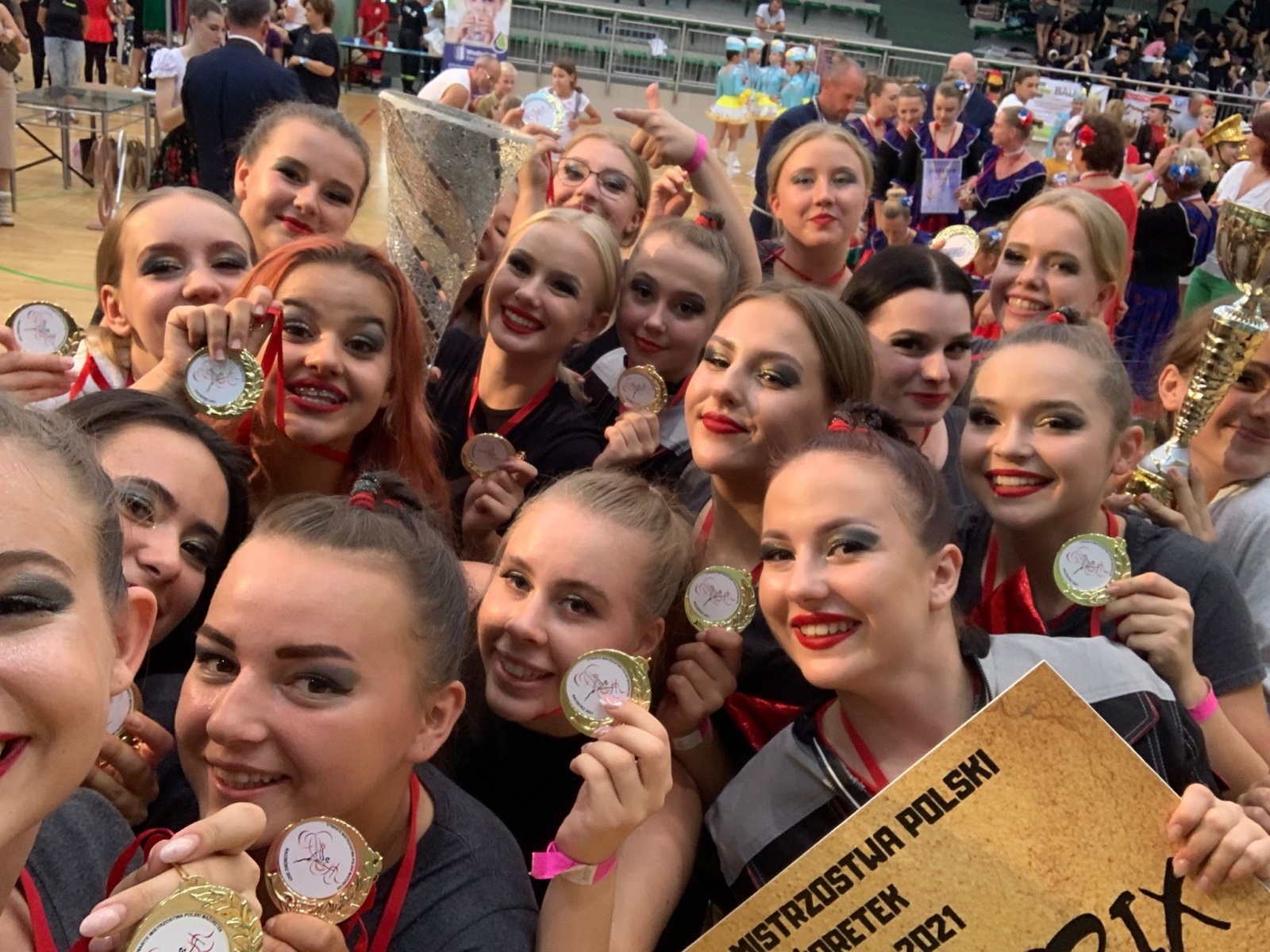 Zdjęcie w galerii na portalu naszraciborz.pl: Uśmiech ma przyszłość. Sukcesy tancerek z Tworkowa na Mistrzostwach Polski Mażoretek wiadomości z regionu