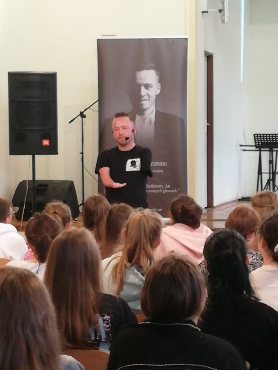Zdjęcie w galerii na portalu naszraciborz.pl: Human First Tour w Diecezjalnym LO w Raciborzu wiadomości z regionu