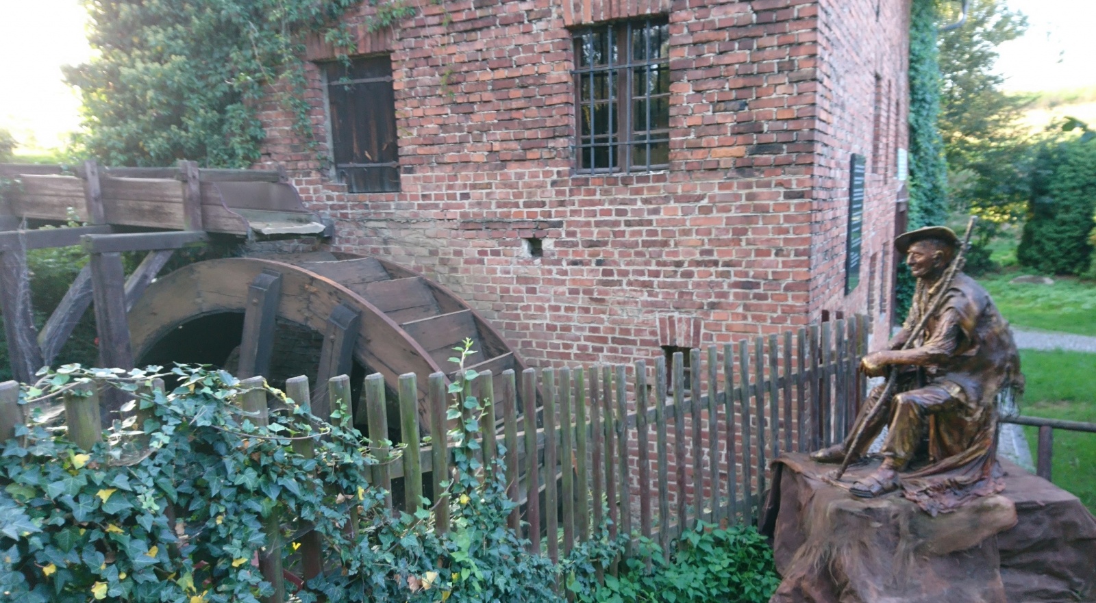 Zdjęcie w galerii na portalu naszraciborz.pl: Jesienne zwiedzanie młyna w Brzeźnicy wiadomości z regionu