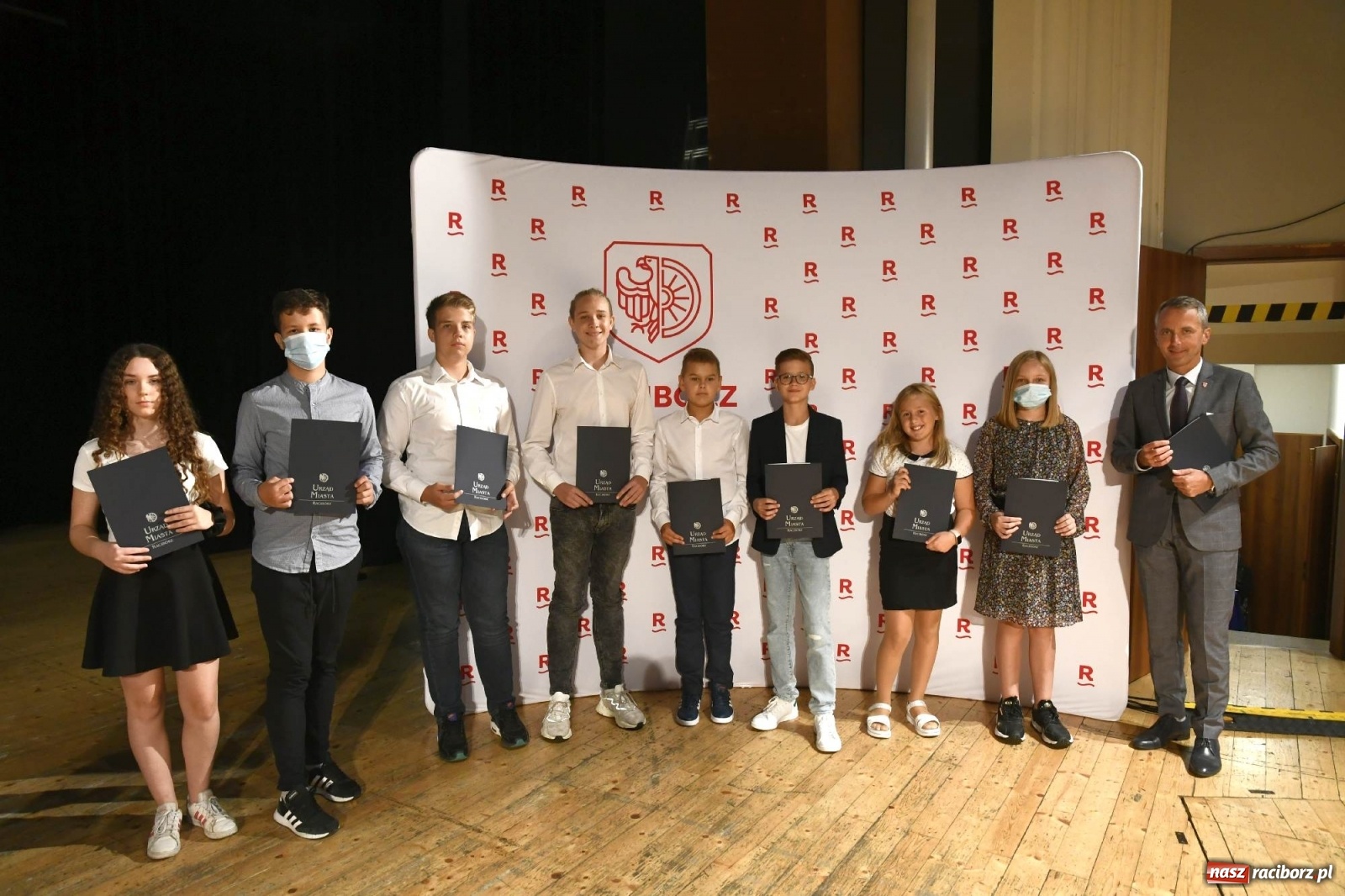 Zdjęcie w galerii na portalu naszraciborz.pl: Prymuski i prymusi raciborskich szkół z dyplomami od prezydenta [FOTO i WIDEO] wiadomości z regionu